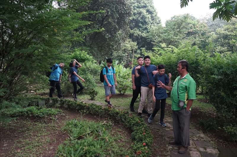 Noble Academy field trip to Kampoeng Djamoe