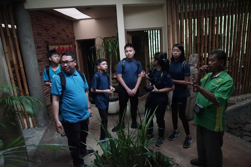 Noble Academy field trip to Kampoeng Djamoe