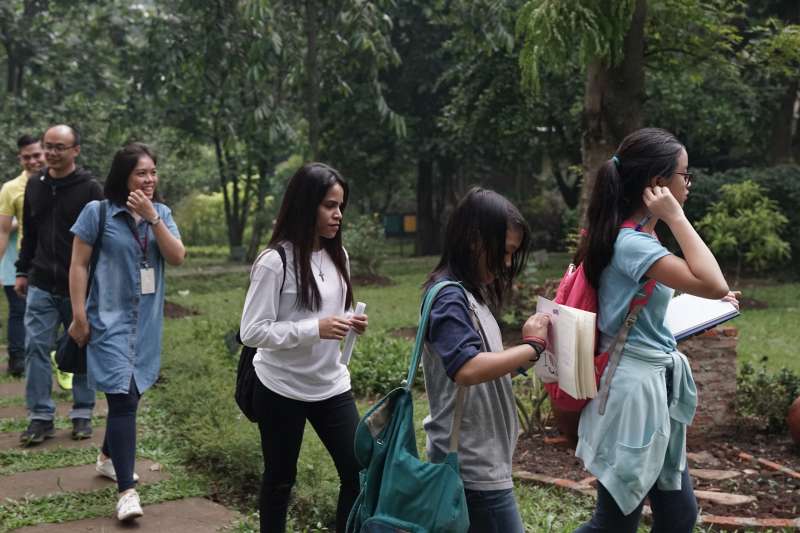 Noble Academy field trip to Kampoeng Djamoe