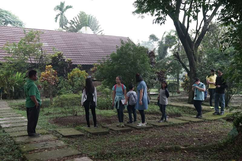 Noble Academy field trip to Kampoeng Djamoe