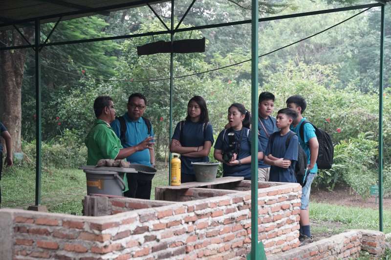 Noble Academy field trip to Kampoeng Djamoe