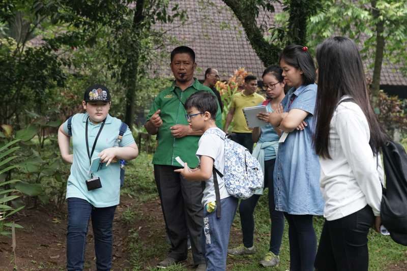 Noble Academy field trip to Kampoeng Djamoe