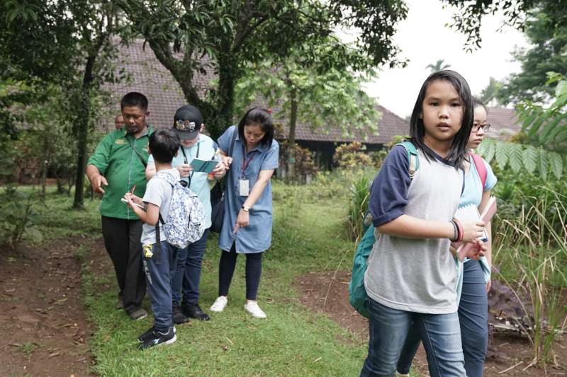 Noble Academy field trip to Kampoeng Djamoe