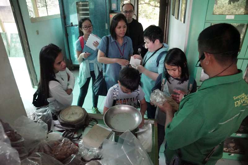 Noble Academy field trip to Kampoeng Djamoe