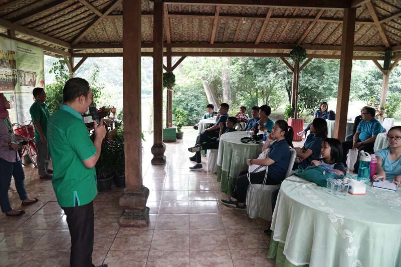 Noble Academy field trip to Kampoeng Djamoe