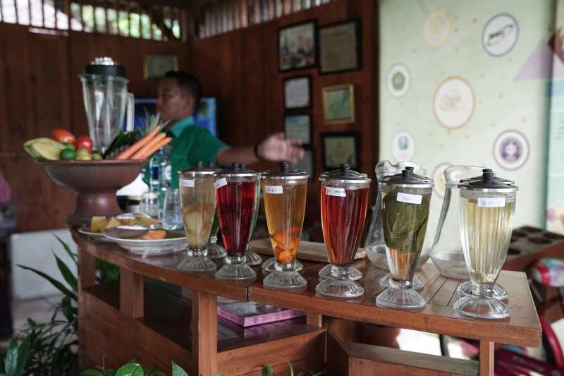 Noble Academy field trip to Kampoeng Djamoe