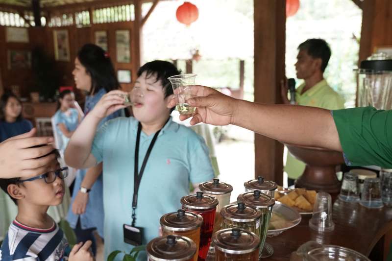 Noble Academy field trip to Kampoeng Djamoe